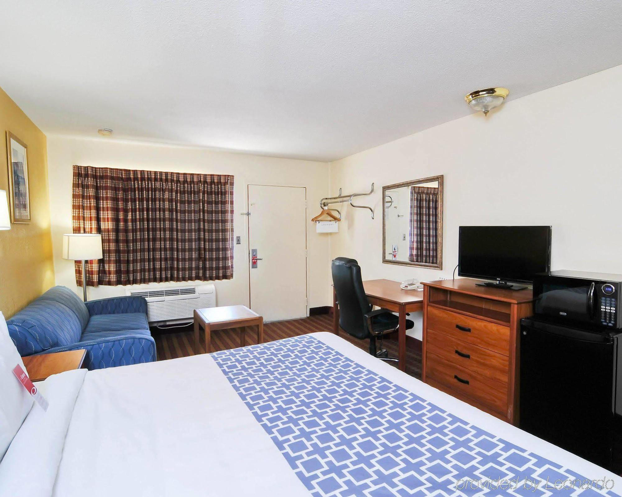 Lodge Econo Near Motor Speedway *