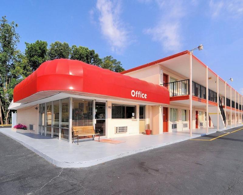 Econo Near Motor Speedway *