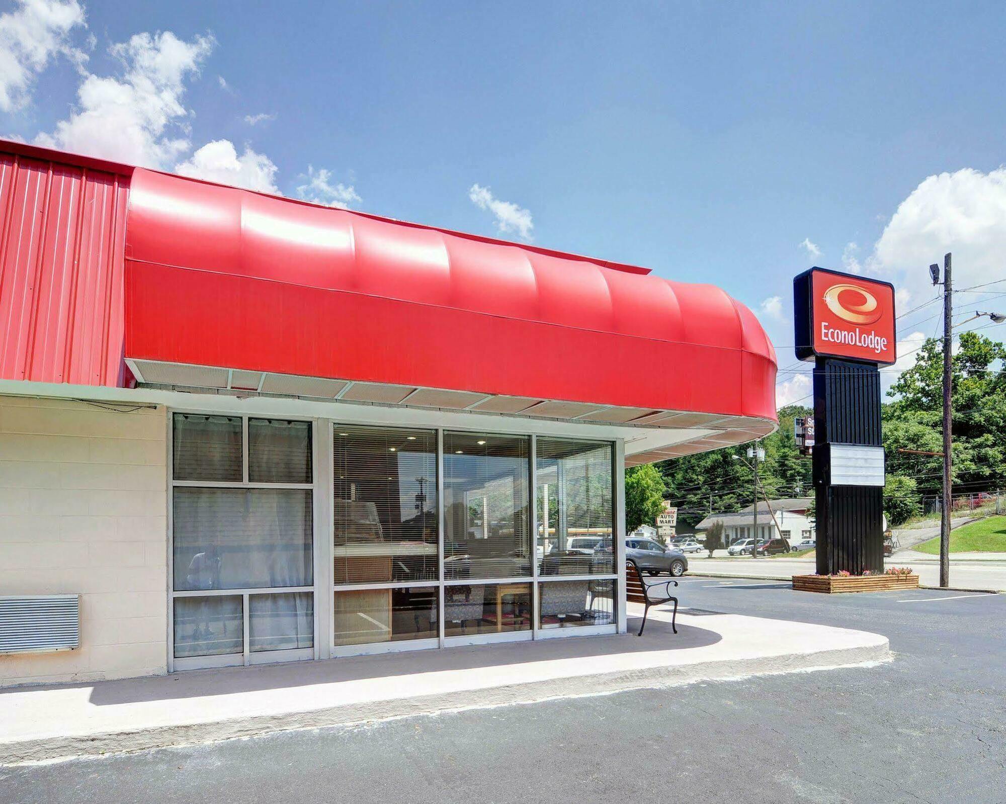 Lodge Econo Near Motor Speedway *