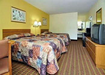 Lodge Econo Near Motor Speedway *